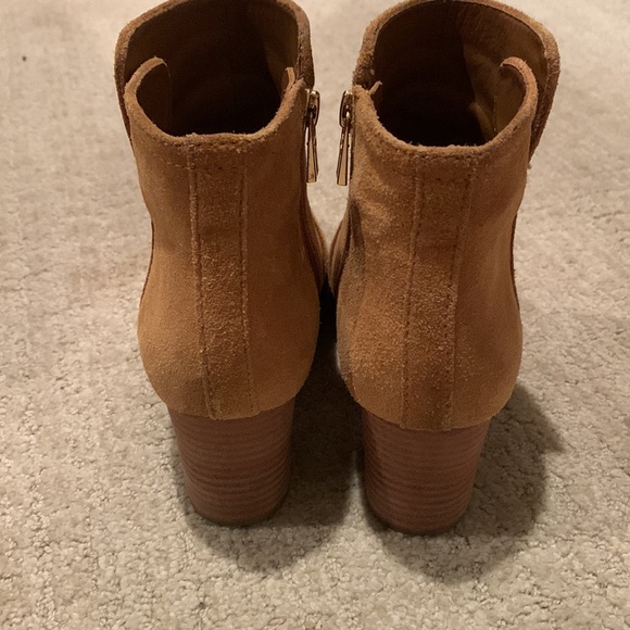 Tory Burch suede ankle boot. - Picture 7 of 16